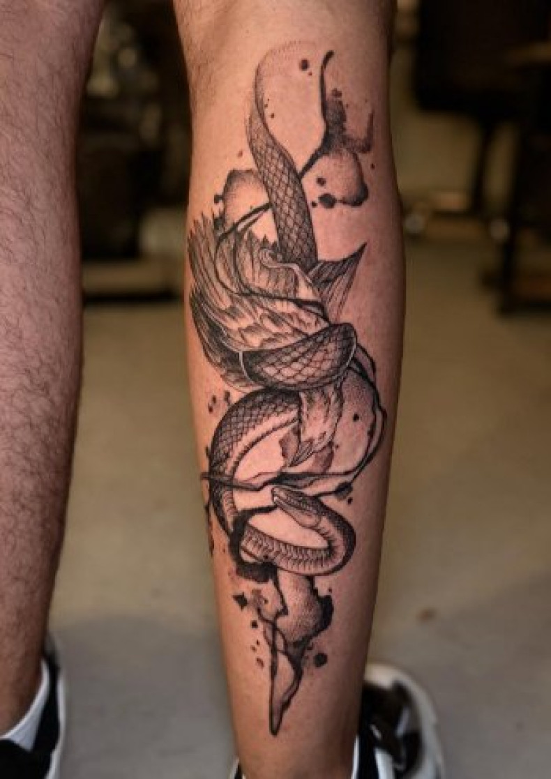 Для хлопців змія на нозі, фото - Тату салон TATTOO LAMARCH
