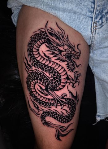 Для хлопців чорно-білі на стегні, фото - Тату салон TATTOO LAMARCH