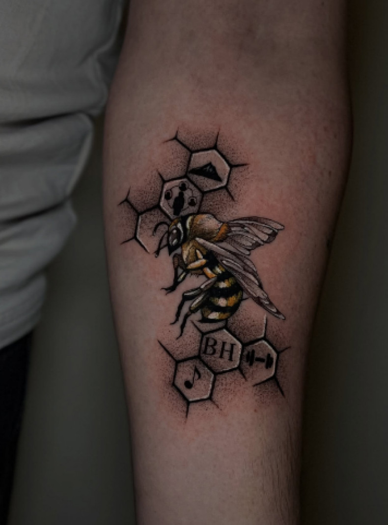 Мужские на предплечье реализм, фото - Тату салон TATTOO LAMARCH