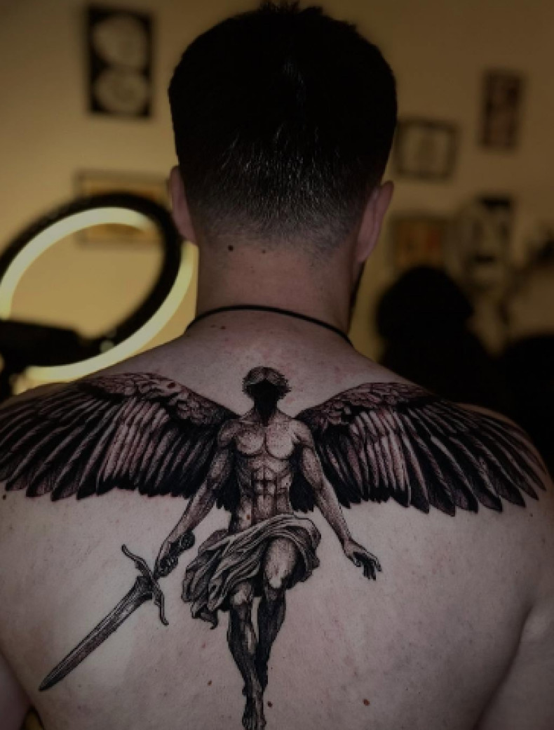 Меч ангел на спине, фото - Тату салон TATTOO LAMARCH