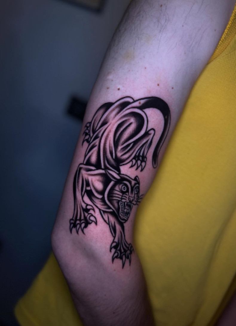 Мужские на руке черно-белые, фото - Тату салон TATTOO LAMARCH