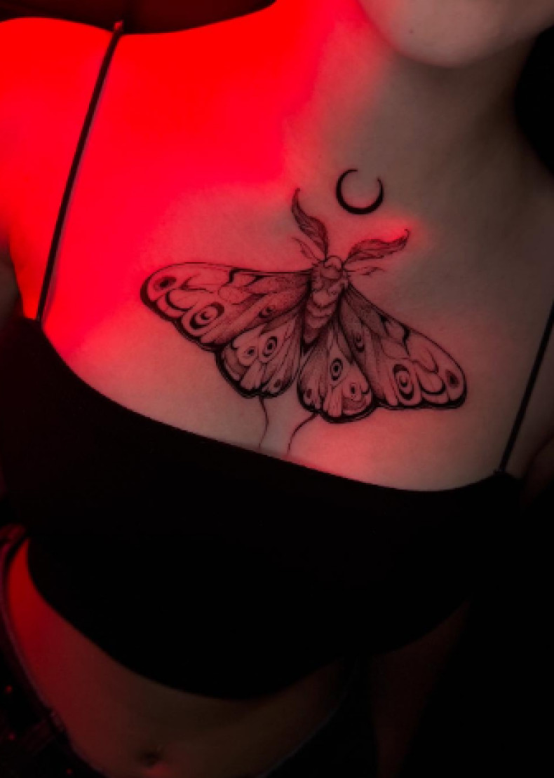 Для дівчат чорно-білі на грудях, фото - Тату салон TATTOO LAMARCH