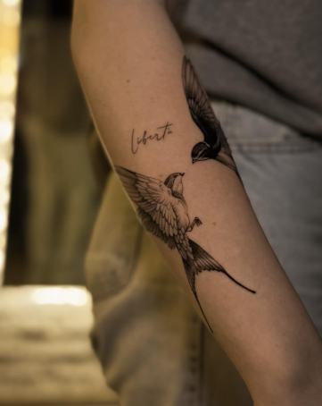 Для дівчат на передпліччі чорно-білі, фото - Тату салон TATTOO LAMARCH