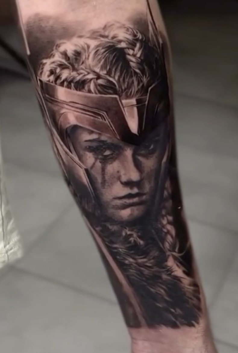 Для дівчат на передпліччі реалізм, фото - Тату салон TATTOO LAMARCH