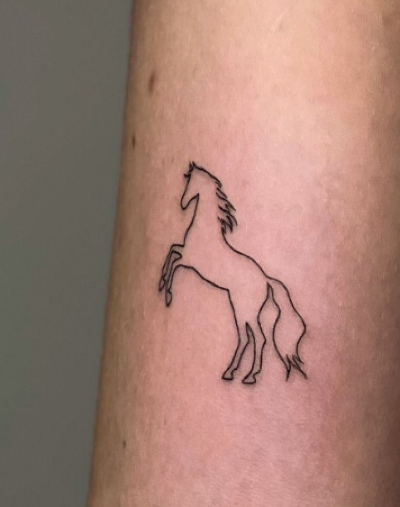 На руке черно-белые минимализм, фото - Тату салон TATTOO LAMARCH