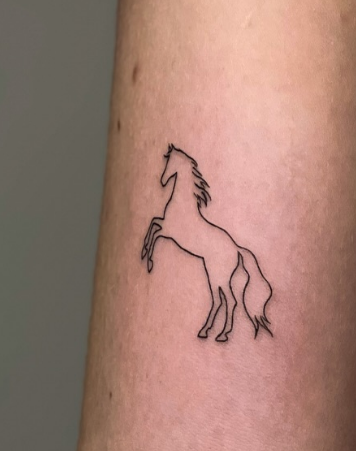 На руке черно-белые минимализм, фото - Тату салон TATTOO LAMARCH