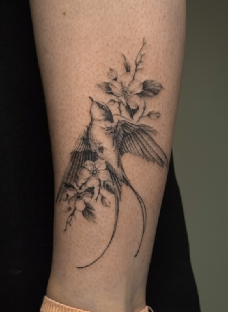 Для дівчат на нозі чорно-білі, фото - Тату салон TATTOO LAMARCH