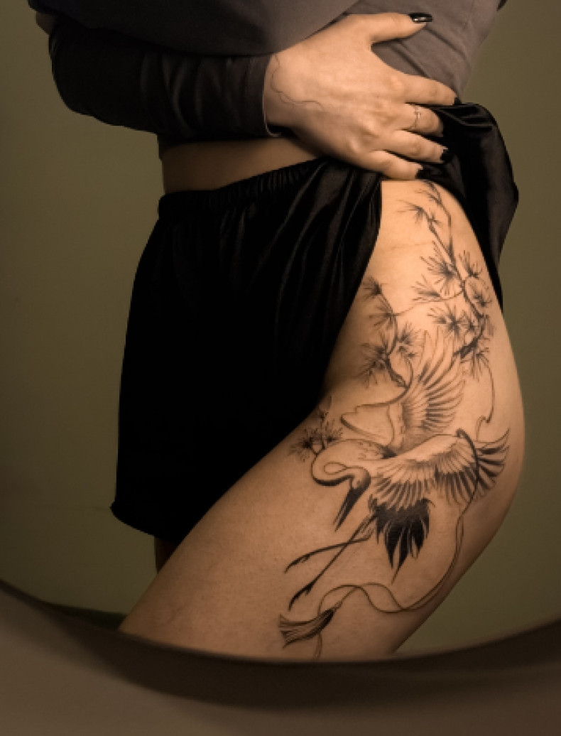 Женские черно-белые на бедре, фото - Тату салон TATTOO LAMARCH