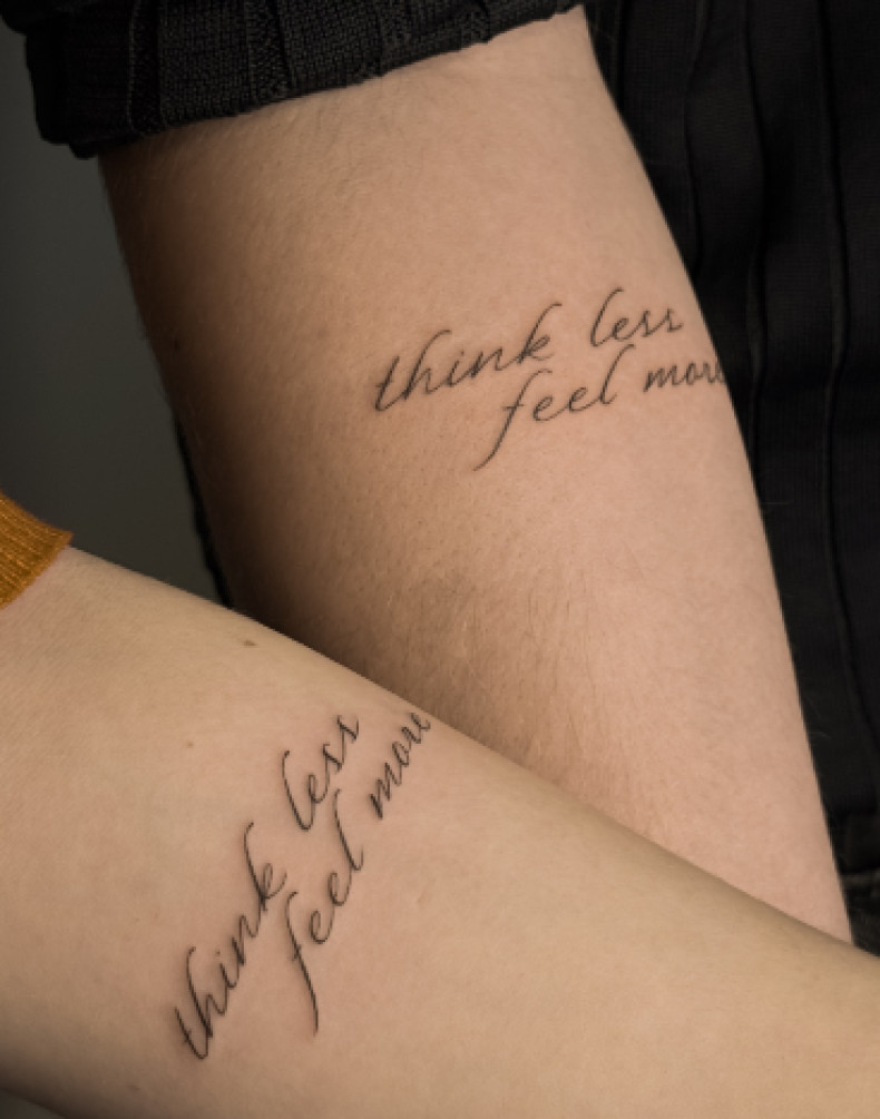 На предплечье черно-белые слова, фото - Тату салон TATTOO LAMARCH