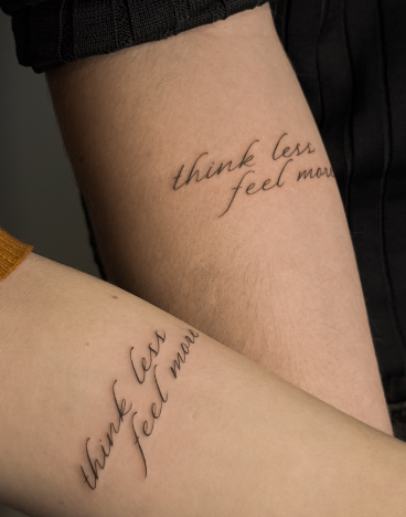 На предплечье черно-белые слова, фото - Тату салон TATTOO LAMARCH