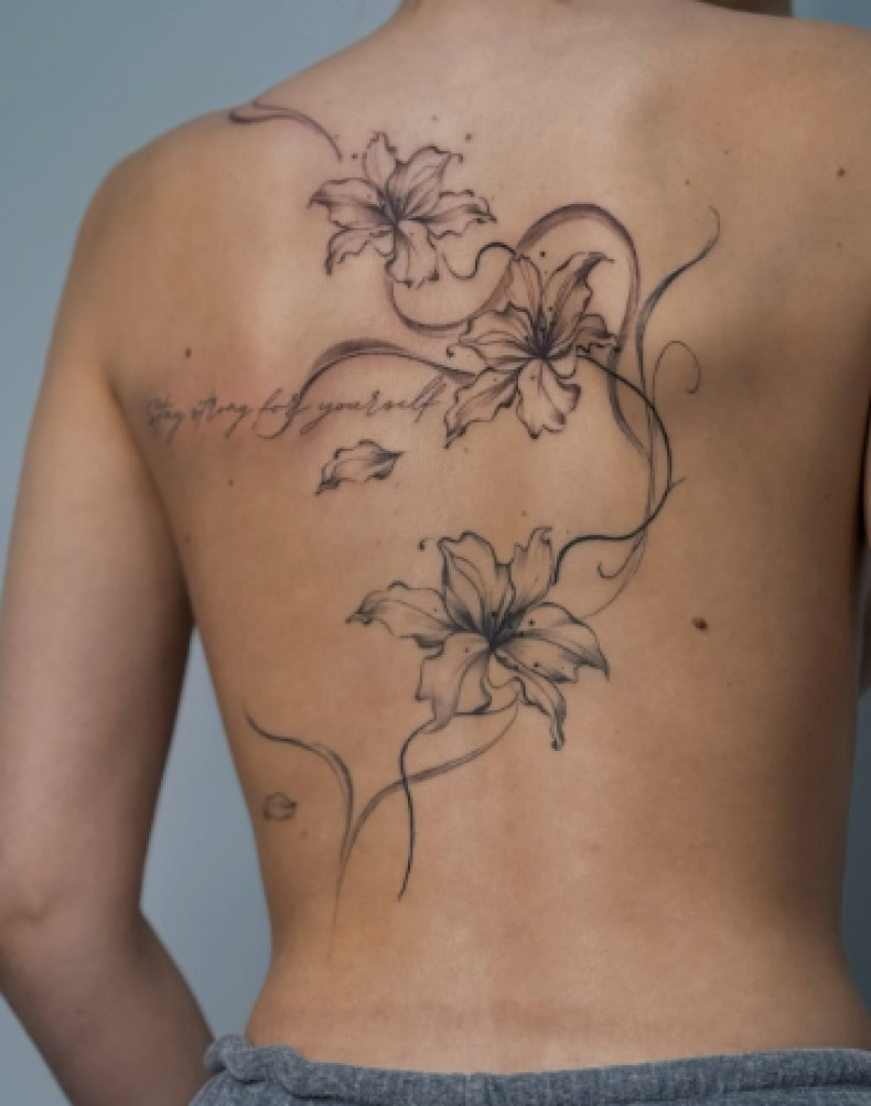Для дівчат чорно-білі на спині, фото - Тату салон TATTOO LAMARCH
