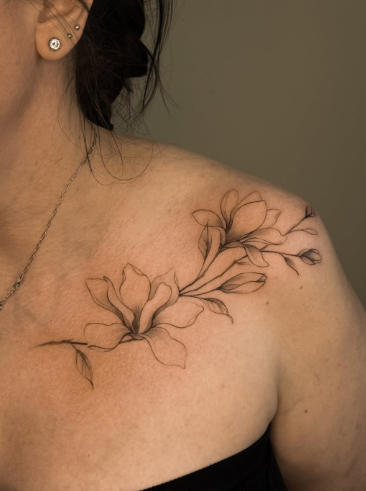 Женские на плече черно-белые, фото - Тату салон TATTOO LAMARCH