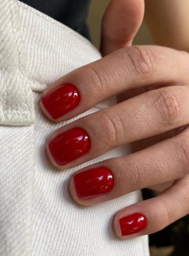 Класичний манікюр червоний на короткі нігті, фото - Студія краси Your Nail