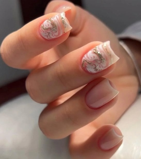 Нежный маникюр мраморный с золотом, фото - Косметология Laser&Beauty
