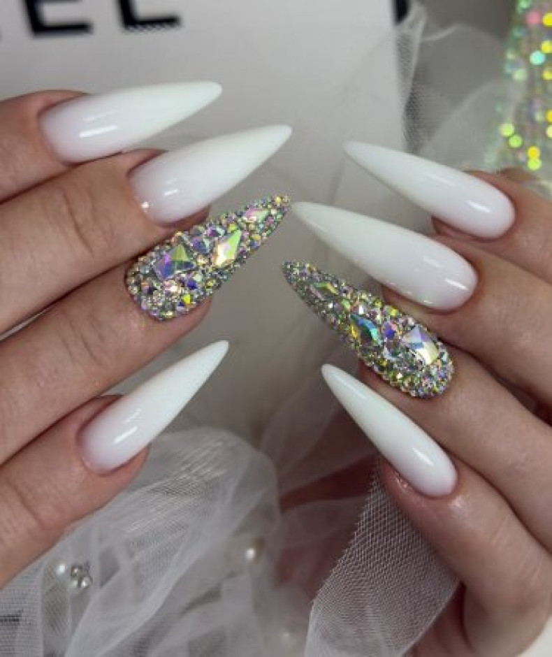 Белый маникюр на длинные ногти со стразами, фото - Ногтевая студия Nails Lux