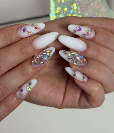 Белый маникюр миндаль на длинные ногти, фото - Ногтевая студия Nails Lux