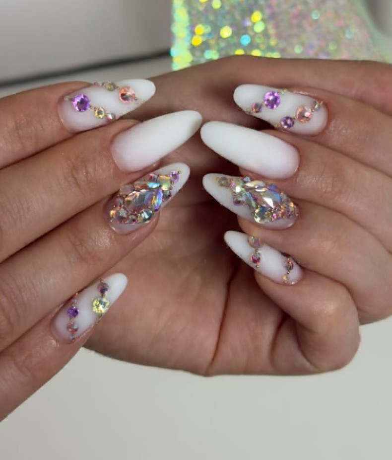 Белый маникюр миндаль на длинные ногти, фото - Ногтевая студия Nails Lux
