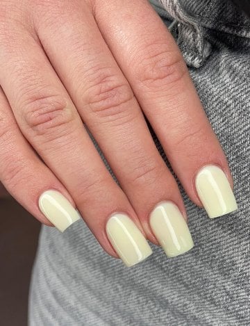 Молочный маникюр на квадратные ногти светлый, фото - Студия красоты Luma Beauty