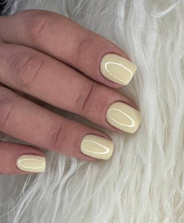 Манікюр на короткі нігті жовтий світлий, фото - Нігтьова студія Beauty Color