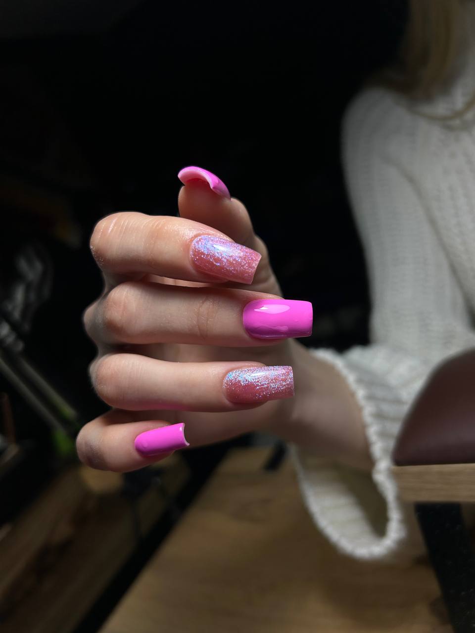 Маникюр с блестками яркий розовый, фото - Ногтевая студия Kohut nails