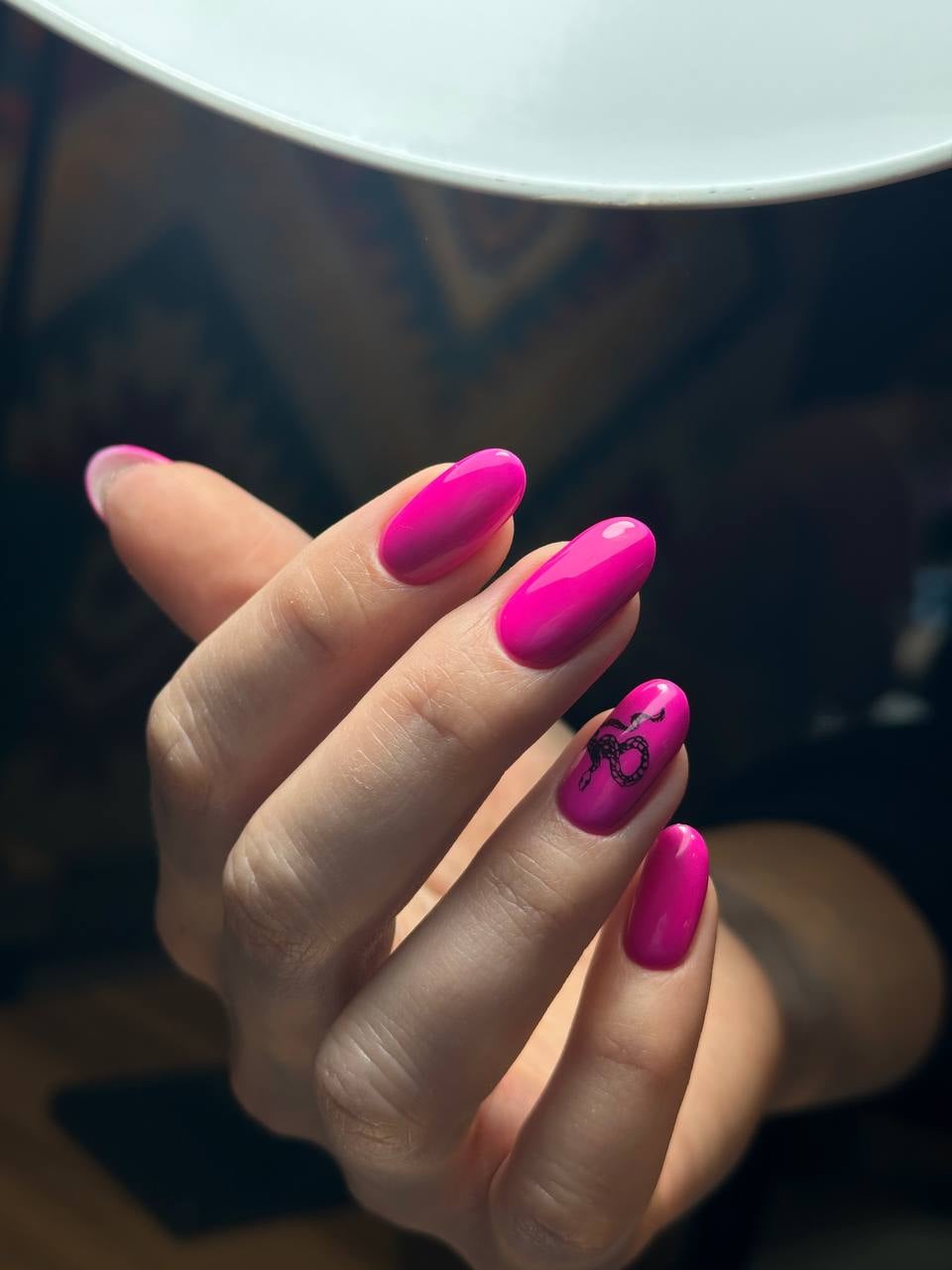 Яркий маникюр розовый с акцентом на один ноготь, фото - Ногтевая студия Kohut nails