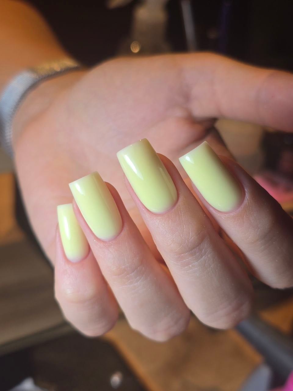 Желтый маникюр на квадратные ногти светлый, фото - Ногтевая студия Kohut nails