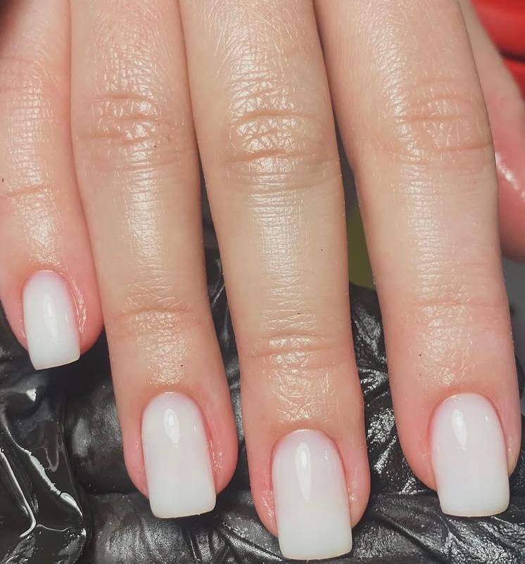 Манікюр на короткі нігті молочний квадратні, фото - Студія краси Roomie Beauty Bar&Coffee