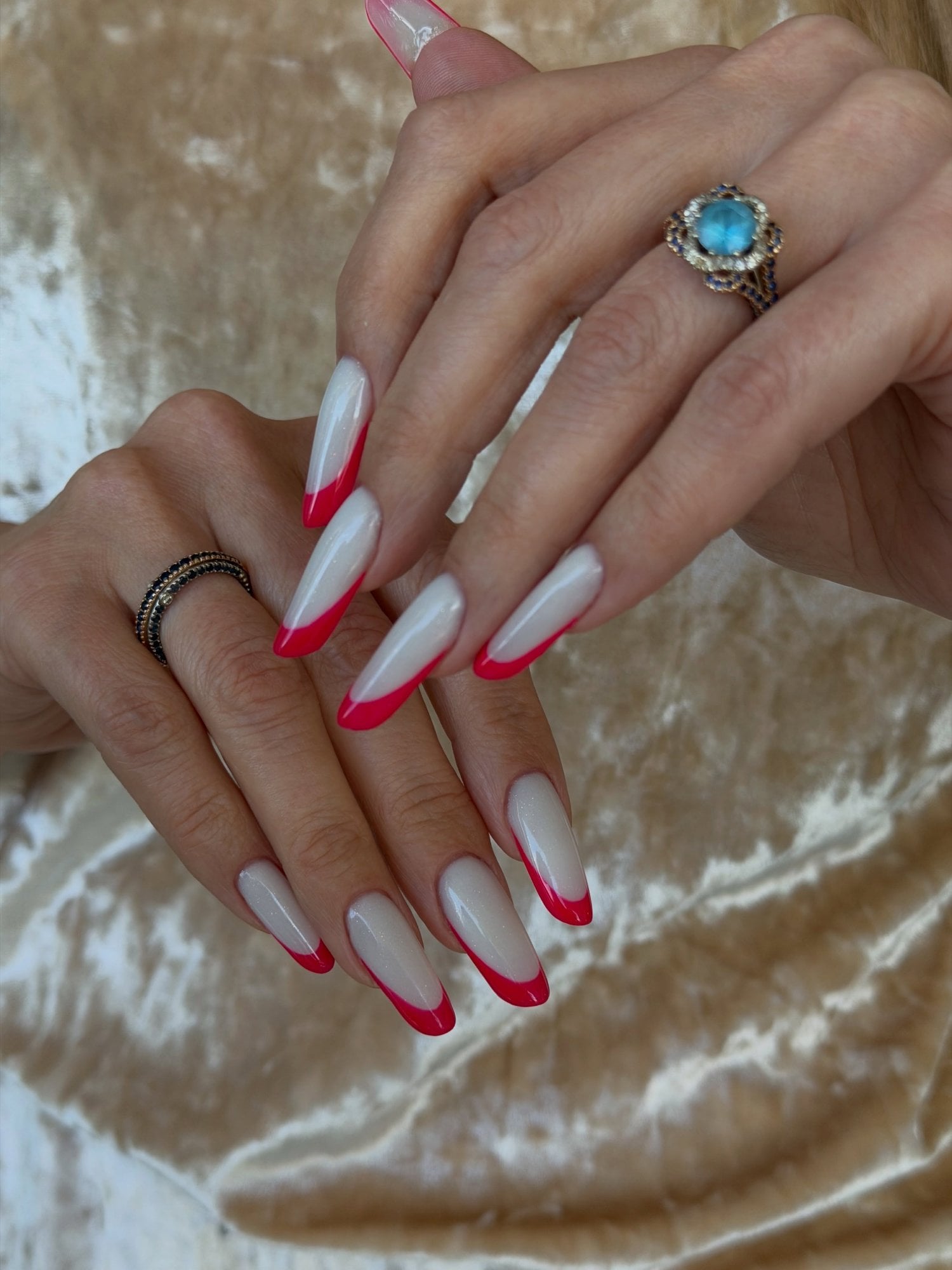 Красный маникюр яркий миндаль, фото - Студия красоты Crazy Nails Studio