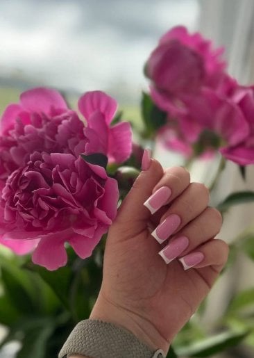 Нежный маникюр французский розовый, фото - Ногтевая студия Retreat Nail Studio