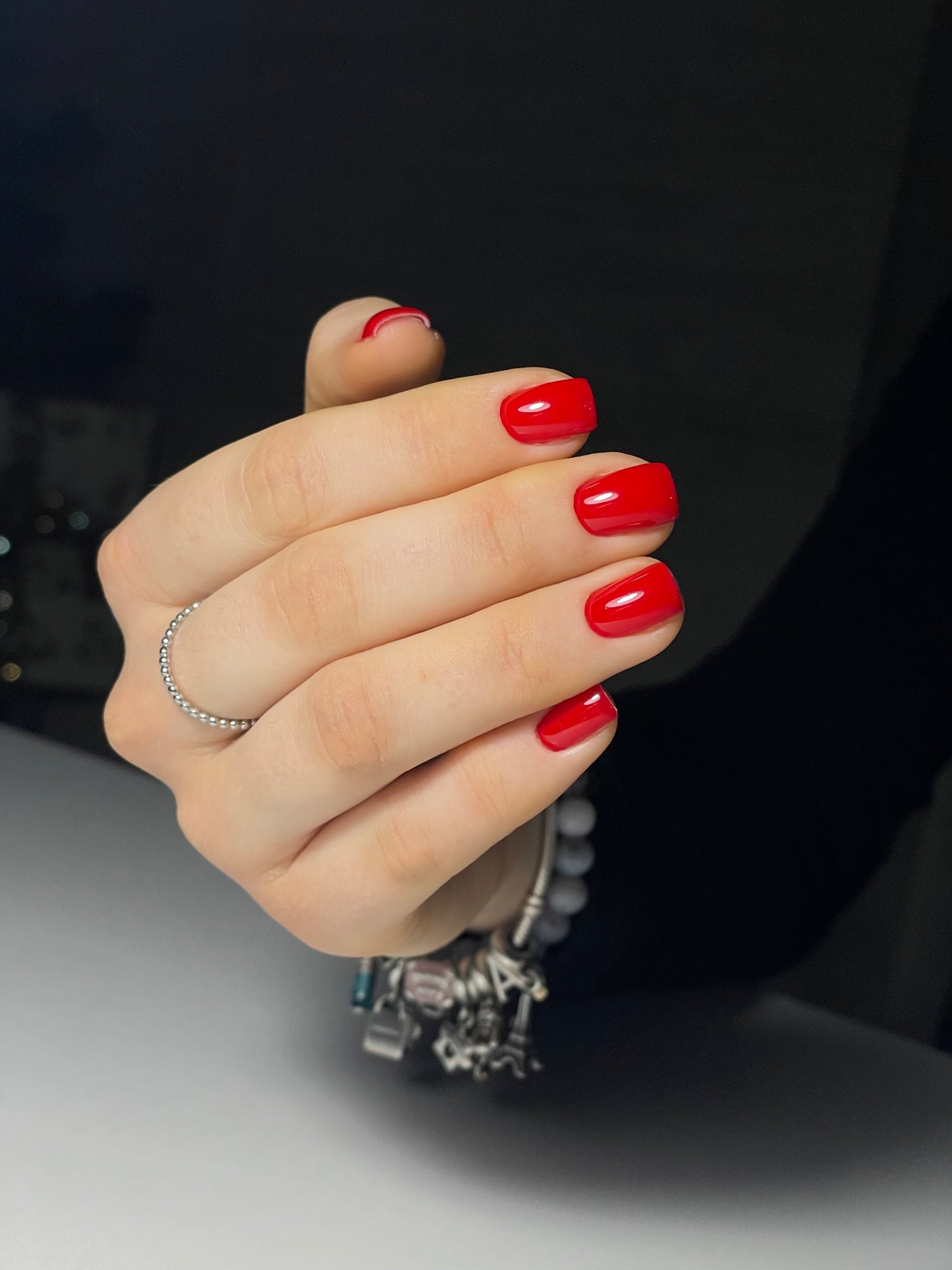 Червоний манікюр на короткі нігті яскравий, фото - Нігтьова студія Be-Staff Nail
