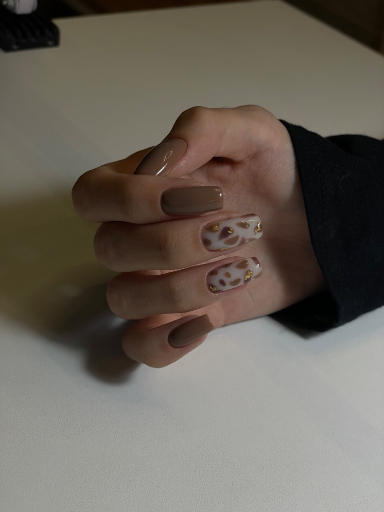 Манікюр з малюнком коричневий із золотом, фото - Нігтьова студія Be-Staff Nail