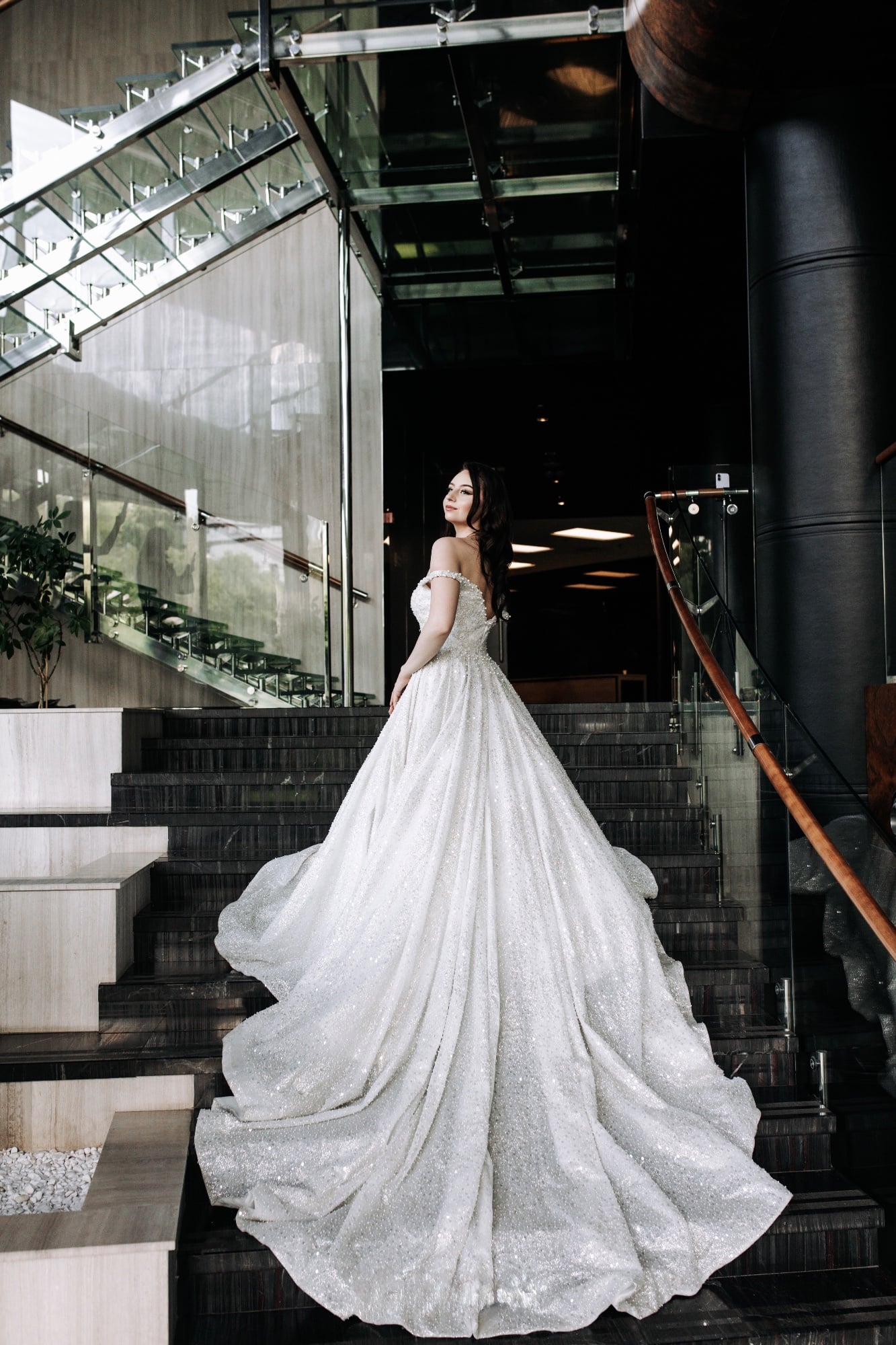 Весільна фотосесія на сходах у сукні, фото - Візажист Наталі Тітова