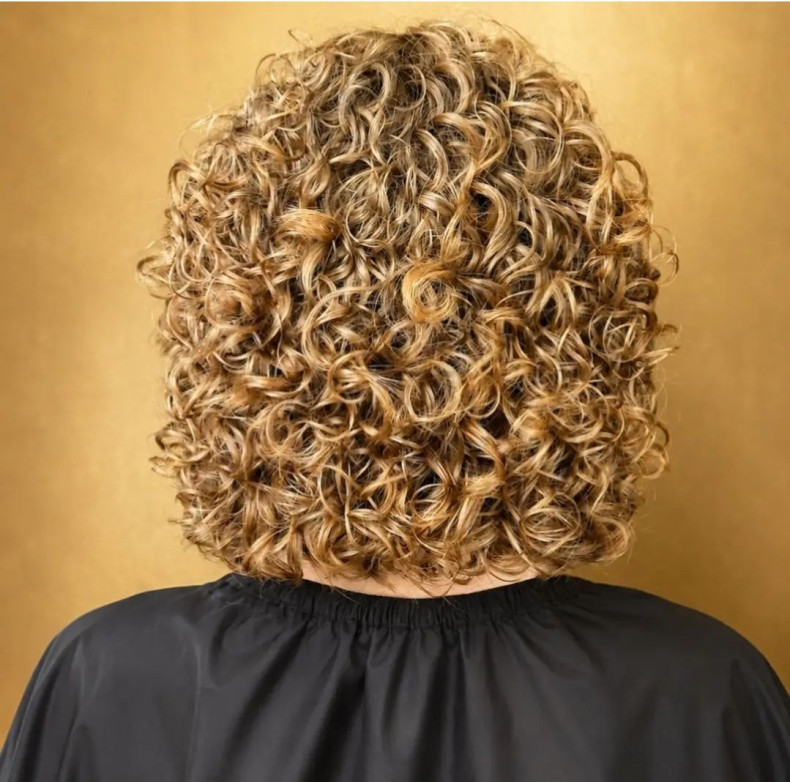 Женская стрижка на кудрявые волосы укладка волос, фото - Студия красоты HAIRVICTORY