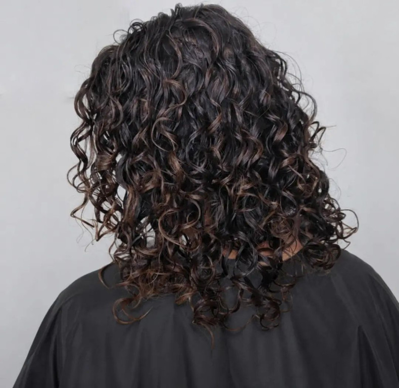 Стрижка на средние волосы кудрявые укладка волос, фото - Студия красоты HAIRVICTORY