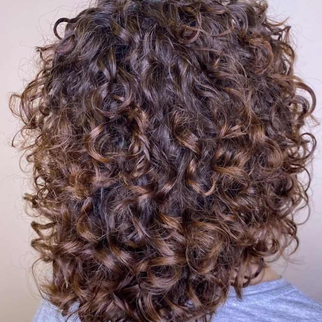 Стрижка на середнє волосся кучеряве до плеч, фото - Студія краси HAIRVICTORY