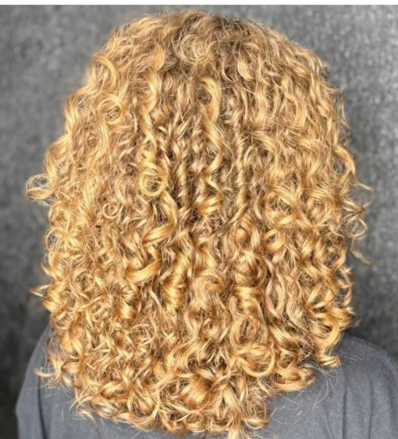 Стрижка на середнє волосся кучеряве до плеч, фото - Студія краси HAIRVICTORY