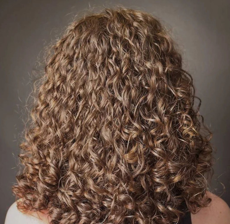 Стрижка на длинные волосы удлиненная волнистые, фото - Студия красоты HAIRVICTORY