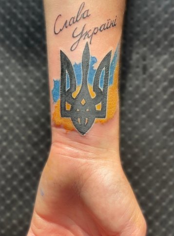 На запястье цветные надпись, фото - Тату салон XTZtattoo