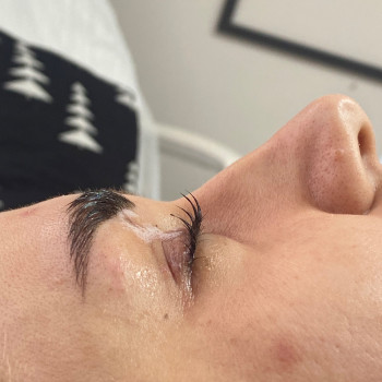 Виконано сет з ламі вій та брів з корекцією брів воском