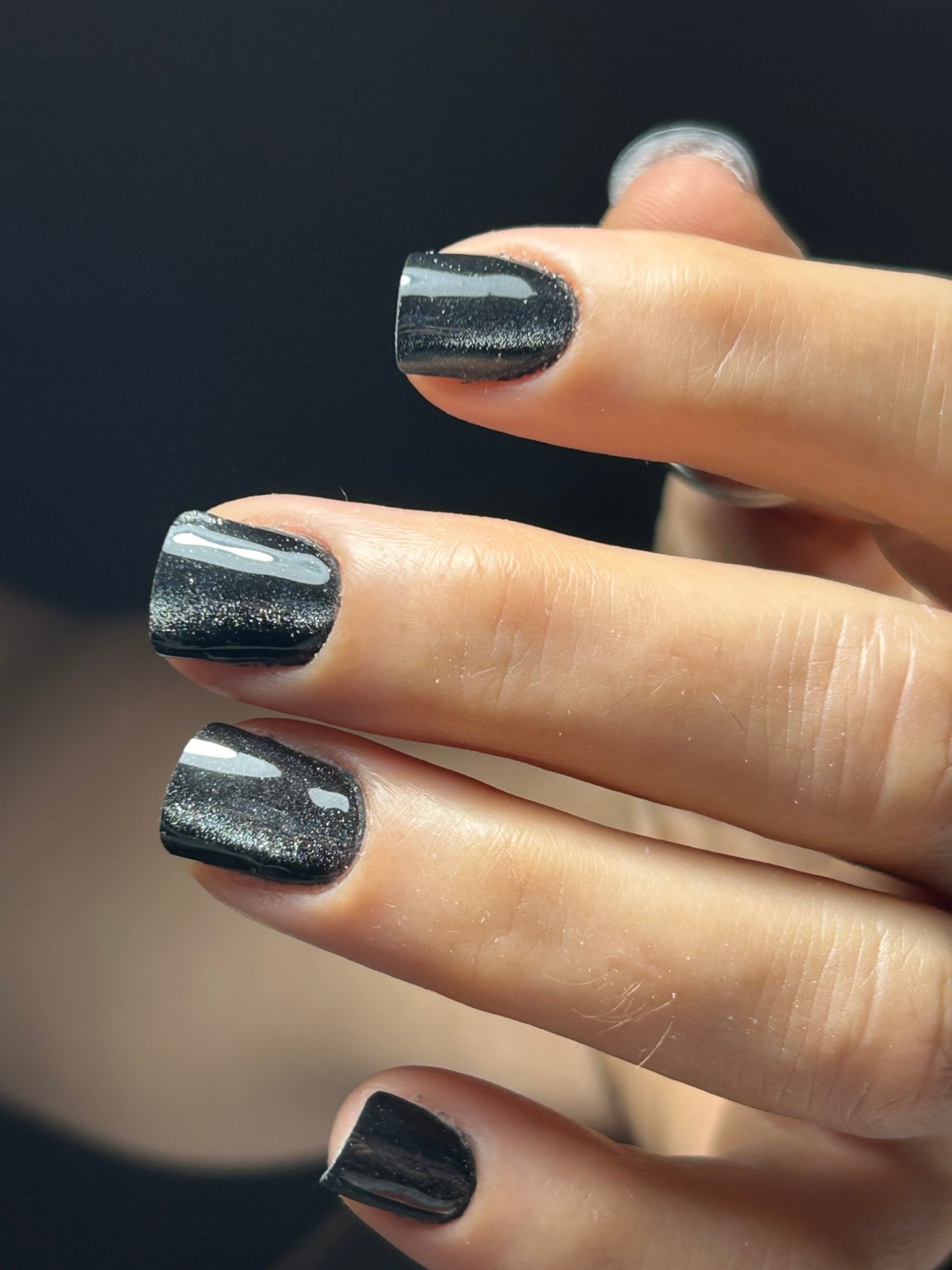 Манікюр на короткі нігті з блискітками чорний, фото - Студія краси London Beauty Hub