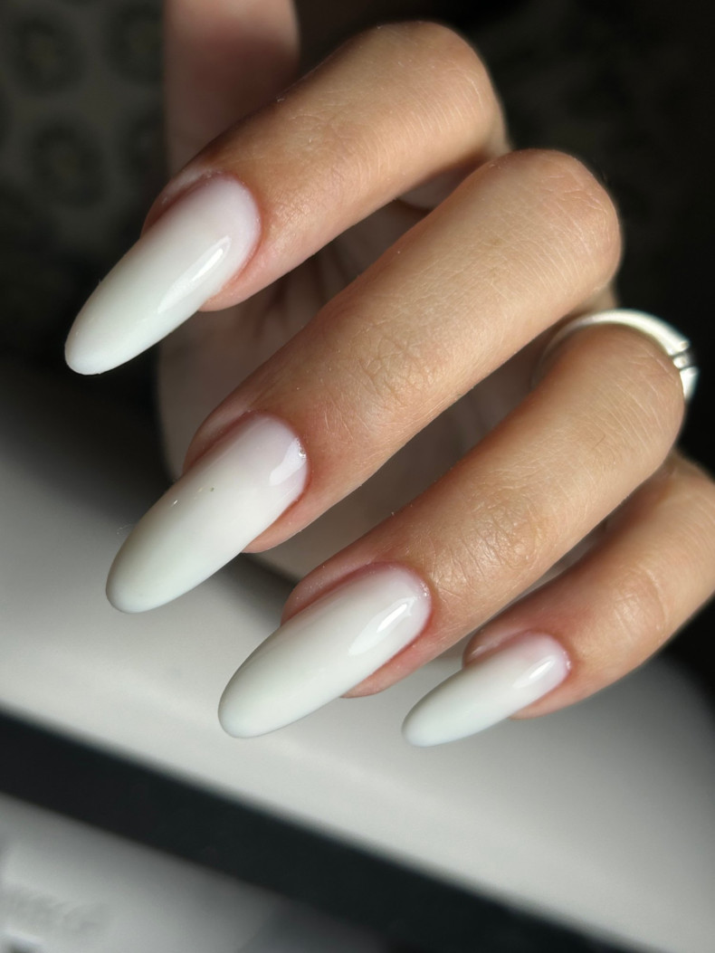 Білий манікюр мигдаль на довгі нігті, фото - Студія краси London Beauty Hub