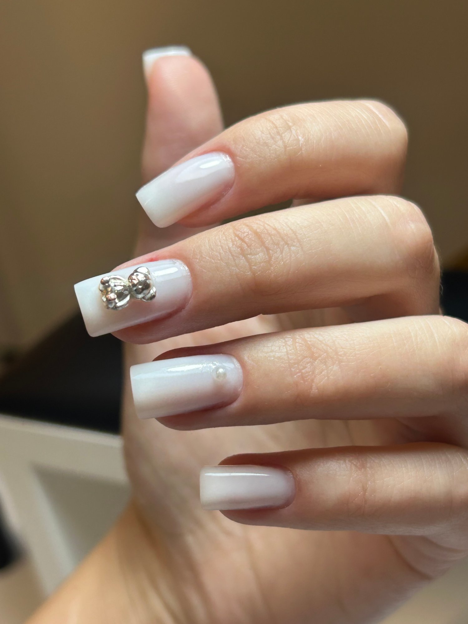 Білий манікюр молочний на квадратні нігті, фото - Студія краси London Beauty Hub