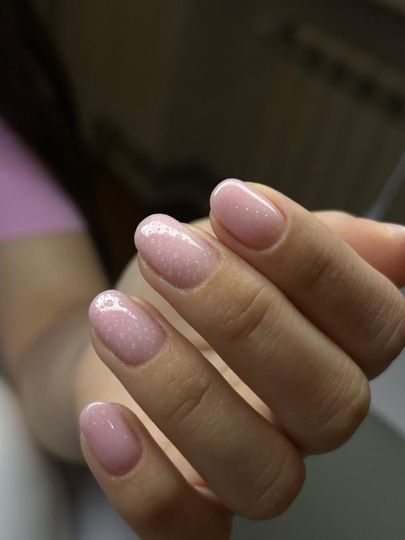 Ніжний манікюр рожевий на овальні нігті, фото - Студія краси London Beauty Hub