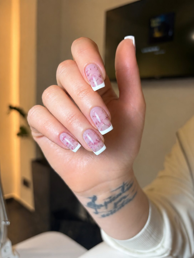 Ніжний манікюр французький на квадратні нігті, фото - Студія краси London Beauty Hub
