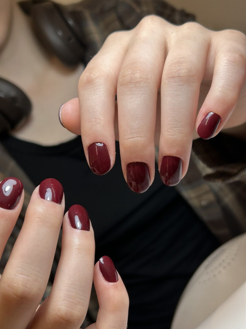 Класичний манікюр на короткі нігті бордовий, фото - Студія краси London Beauty Hub