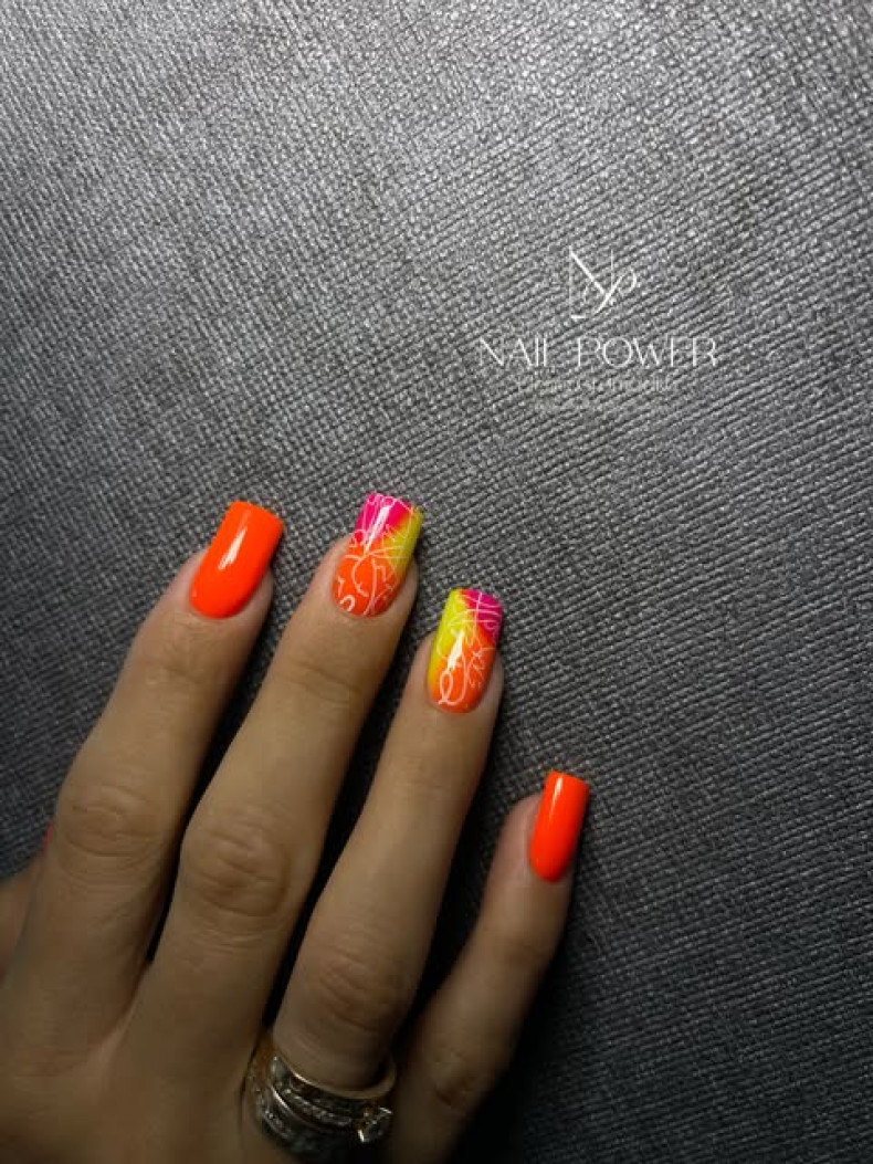 Яскравий манікюр помаранчевий градієнт, фото - Студія краси Nail Power