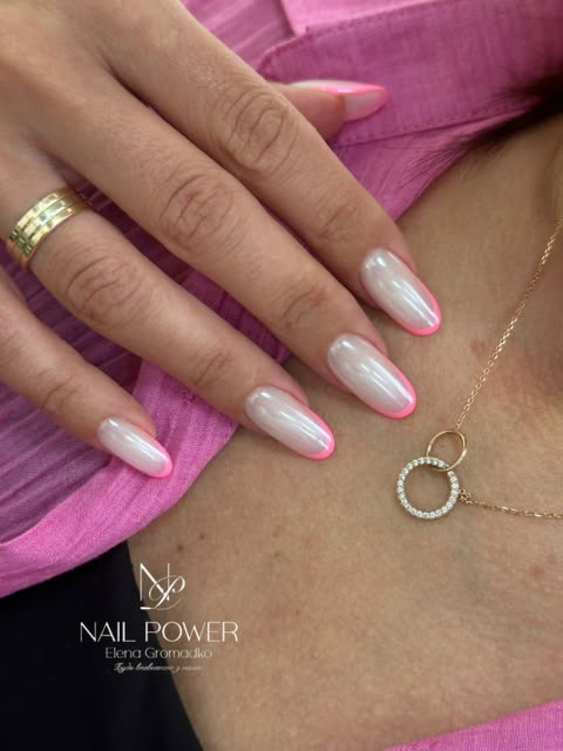 Яскравий манікюр рожевий на довгі нігті, фото - Студія краси Nail Power