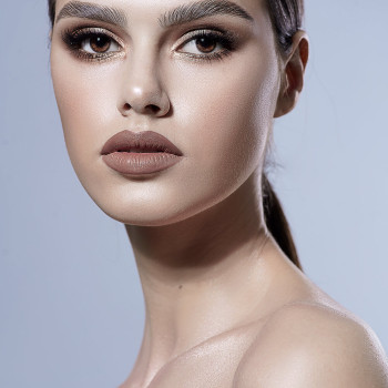 Професійний beauty-макіяж від Наталії Зубок для портретної фотосесії з природним сяйвом шкіри та бездоганним тоном.
