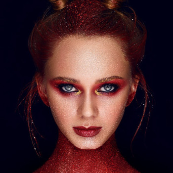 Професійний fashion-макіяж від Наталії Зубок для сучасної фотосесії з акцентом на виразний образ.