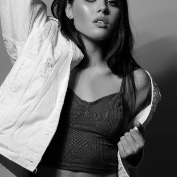 Професійний макіяж для beauty-фотографії, виконаний Наталією Зубок із максимально природним результатом.